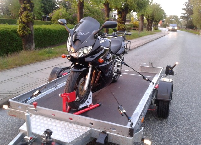 Bilder Motorradwippe1 – Anhängerverleih Lüneburg, Anhängervermietung  Bruenninski, Motorradanhänger – Anhänger für den Motorradtransport  vermieten, mieten, leihen in Lüneburg – Hamburg. 100 km Zulassung