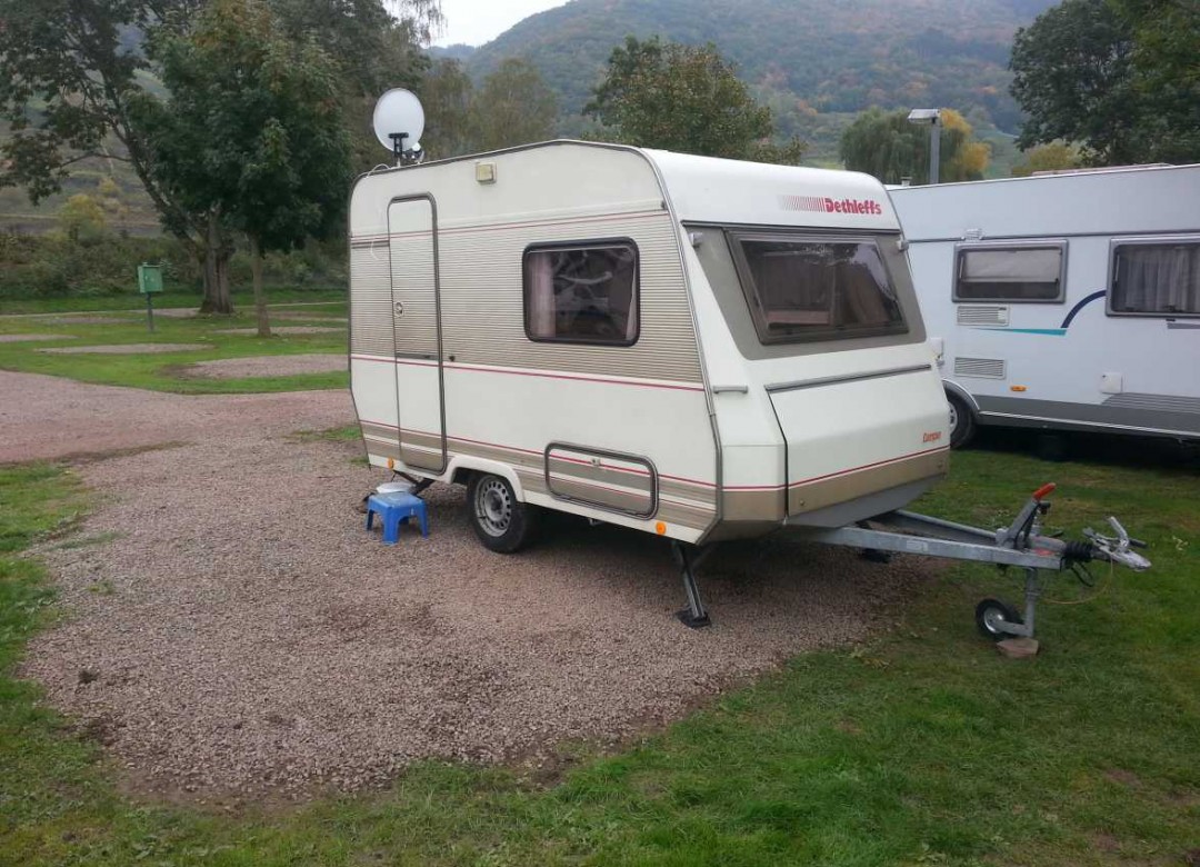 Dethleffs-Camper, 900 kg zGG (zul. Gesamtgewicht), Vorderansicht