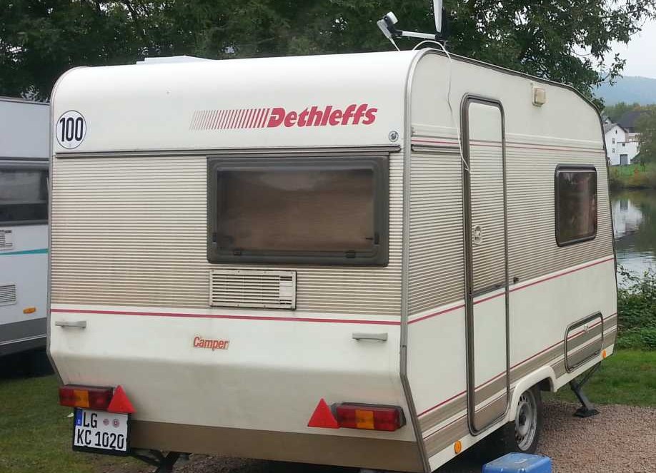 Dethleffs-Camper, 900 kg zGG (zul. Gesamtgewicht), mit Blick auf das Küchenfenster