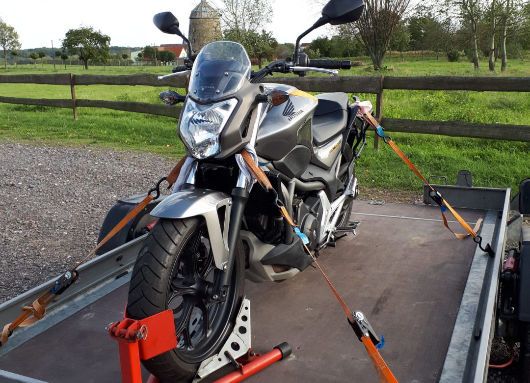 Motorrad auf dem Trailer verzurrt und transportfertig